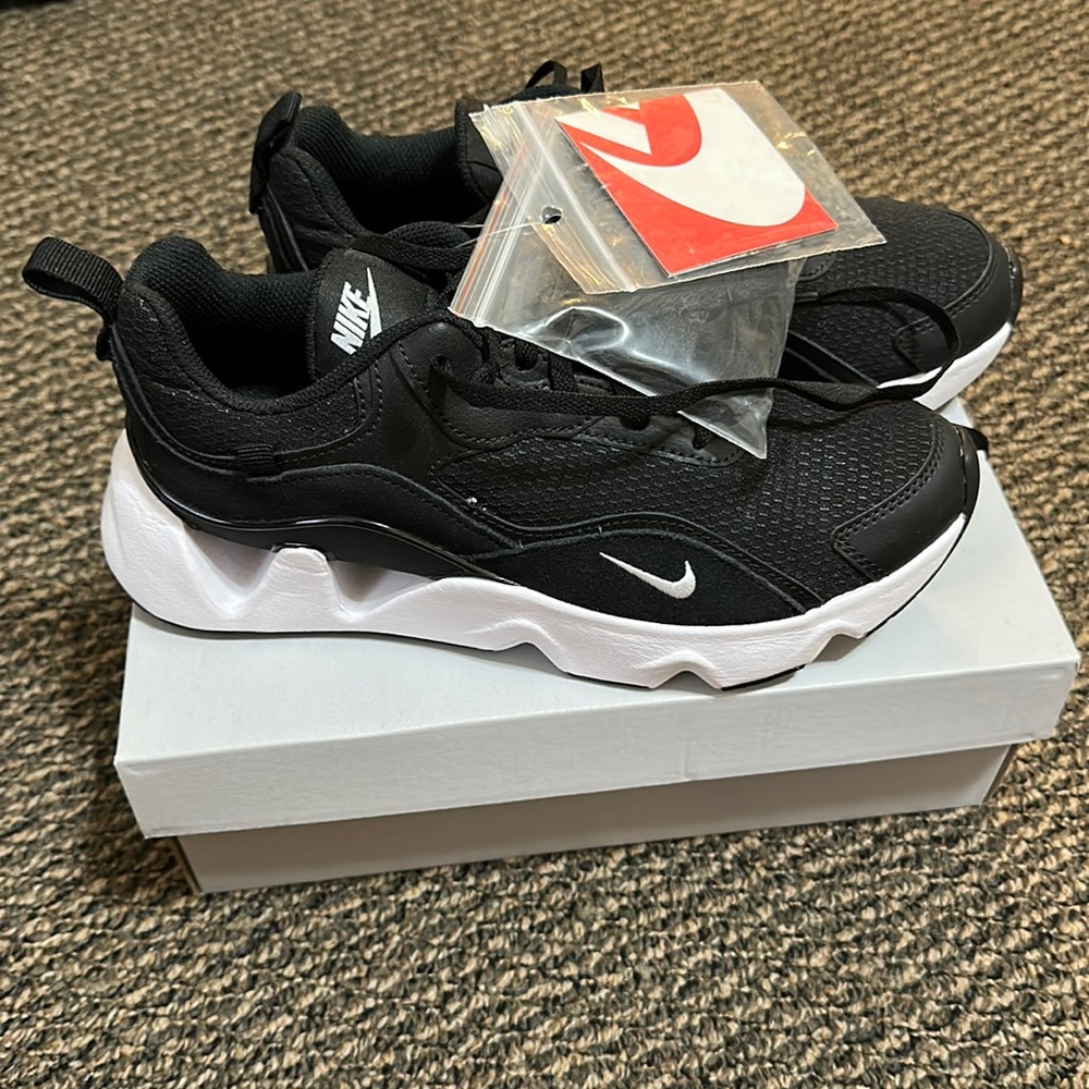 Nike RYZ 365 Black White Sneak Size 7.5 Womens